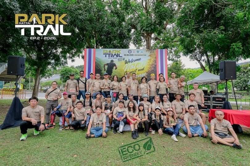 ทีมงาน Park Trail Hatyai 2026 EP.2 ถ่ายภาพร่วมกันหน้าเวที